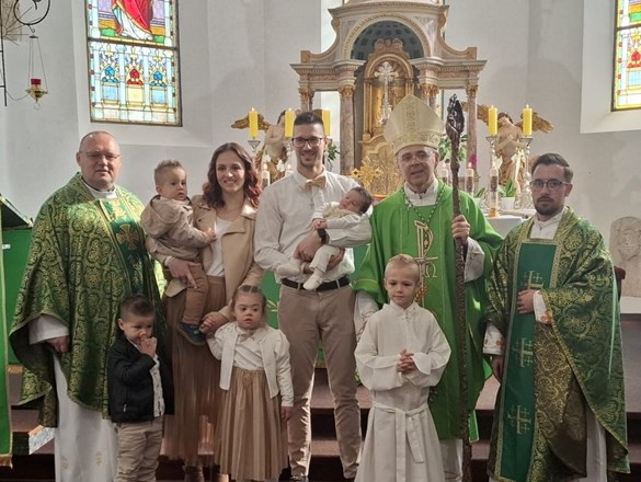 Biskup Radoš krstio malenog Pavla, peto dijete obitelji Vlah iz Župe Nedelišće